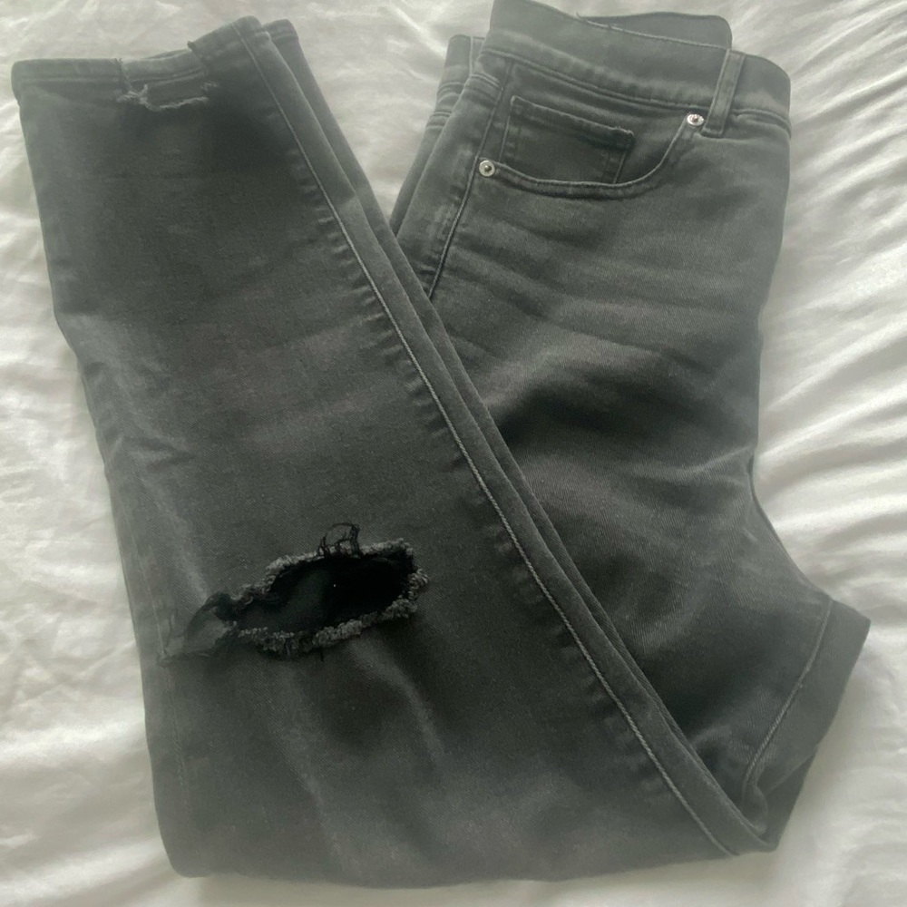 EXPRESS Super High Waisted Ripped Raw Hem Mom Jeans, Size 6